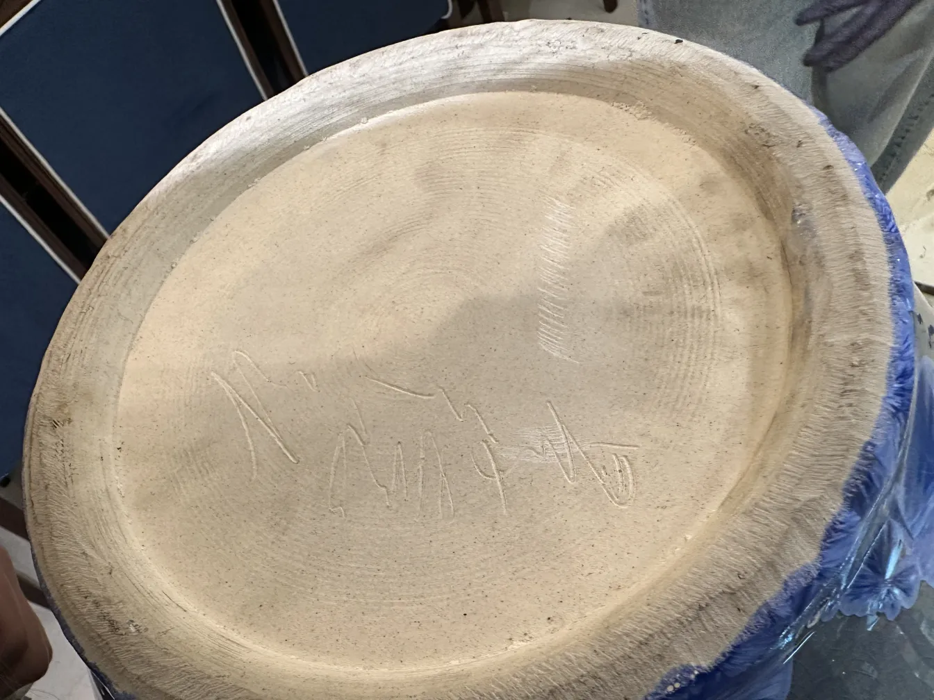 Jarrón antiguo de cerámica artesanal con diseño elegante.