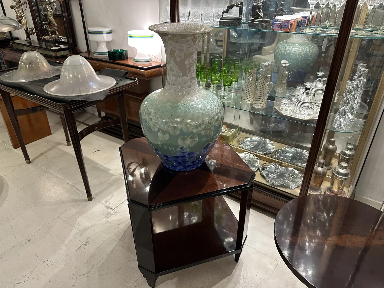 Vaso antigo de cerâmica artesanal com design elegante.