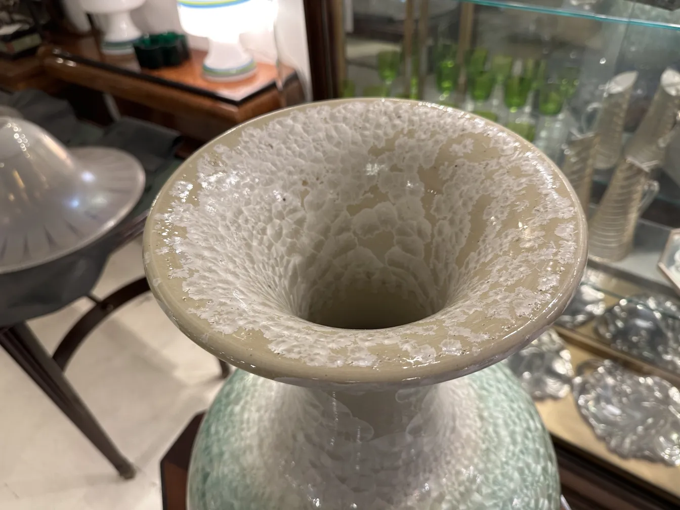 Jarrón antiguo de cerámica artesanal con diseño elegante.