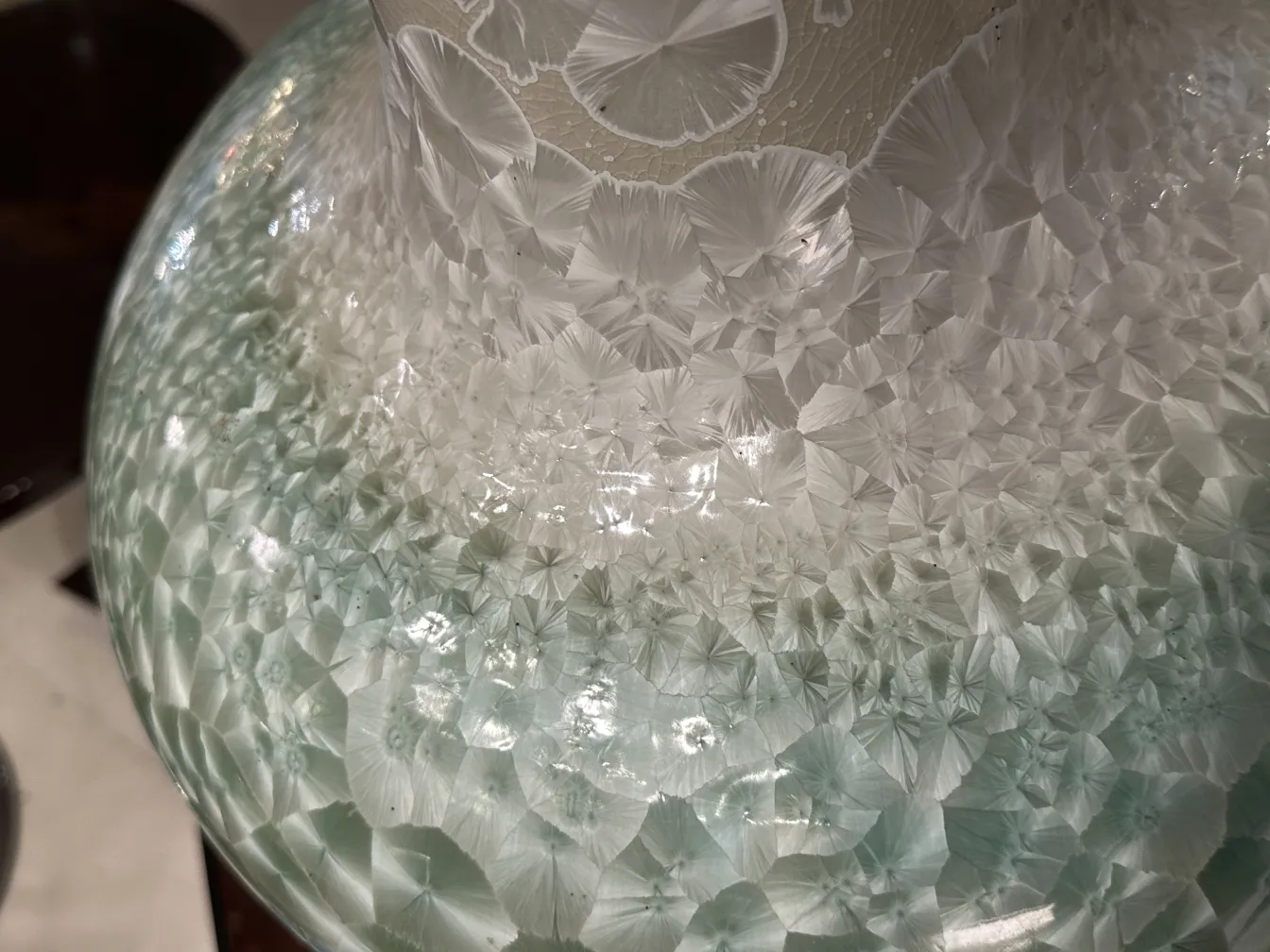 Vaso antigo de cerâmica artesanal com design elegante.