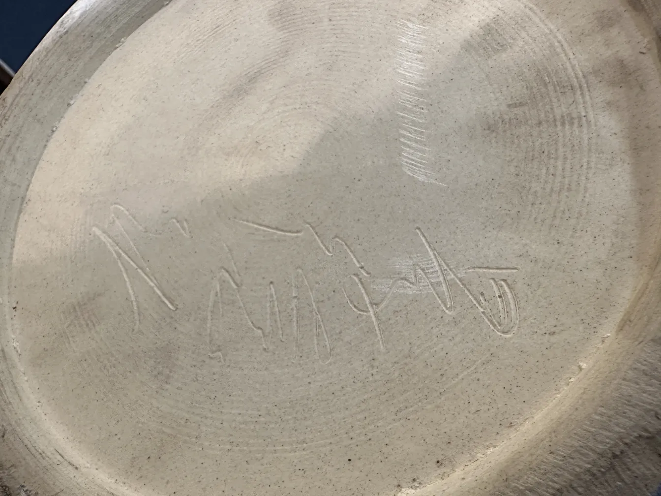 Jarrón antiguo de cerámica artesanal con diseño elegante.