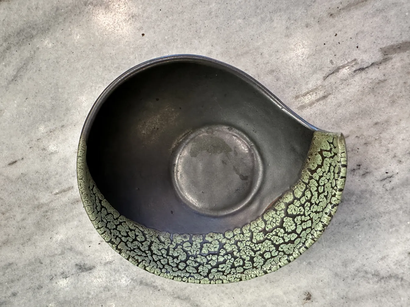 古董陶瓷碗，饰有绿色质感细节，形状像叶子。展现出优雅而迷人的设计。