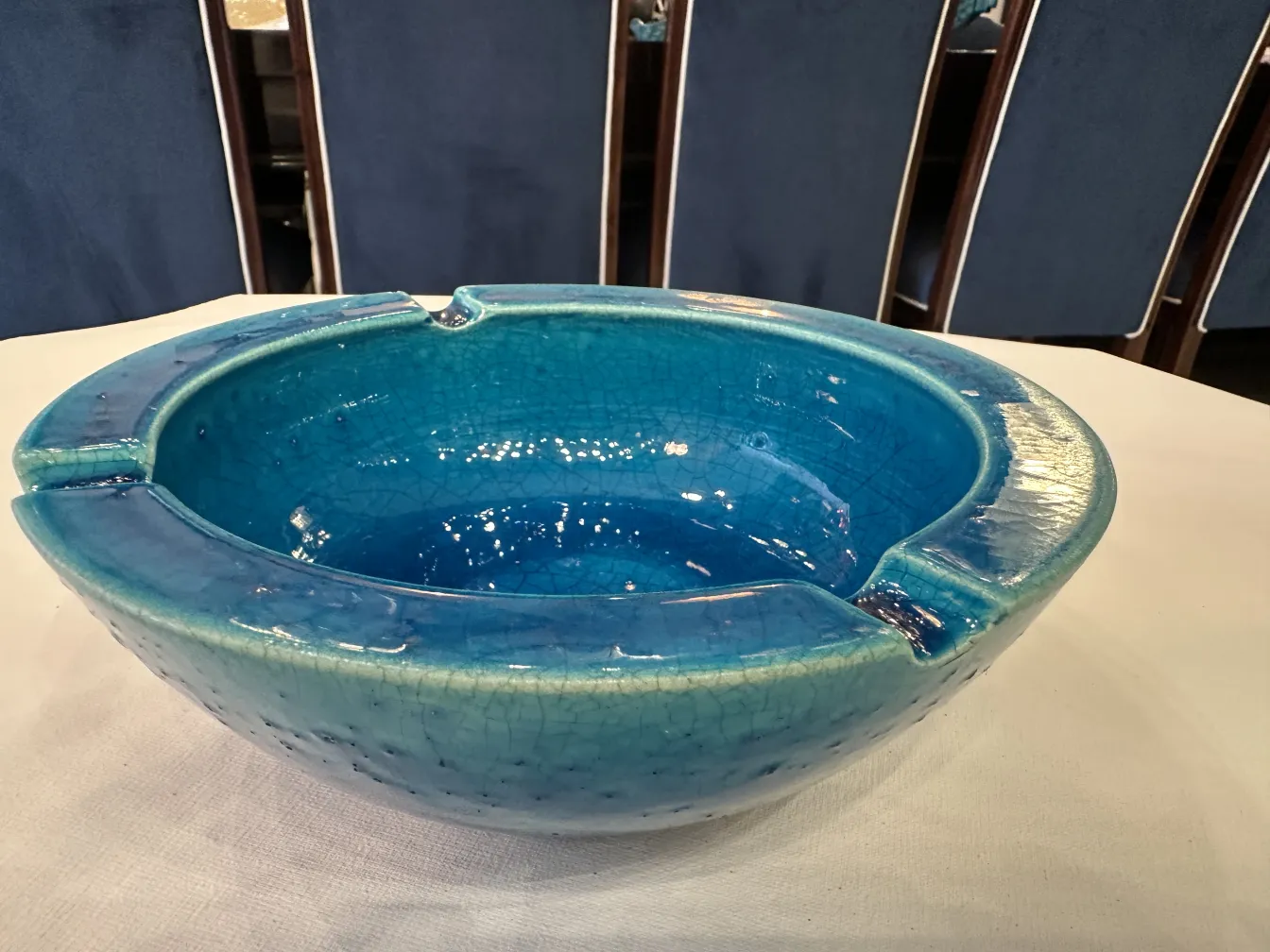 bowl antigua de cerámica azul con textura