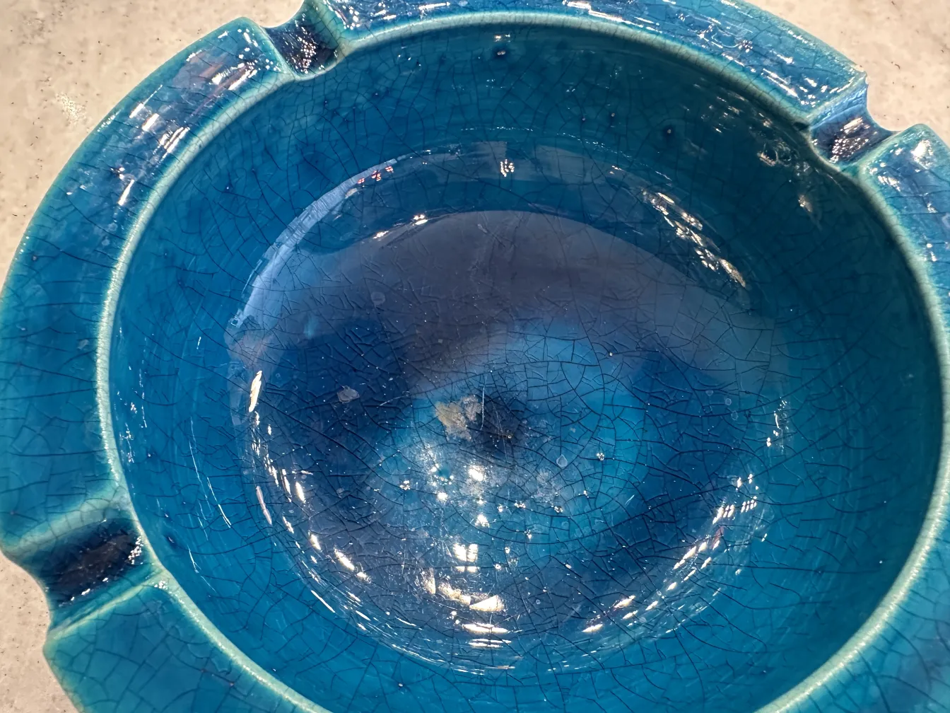 bowl antigua de cerámica azul con textura