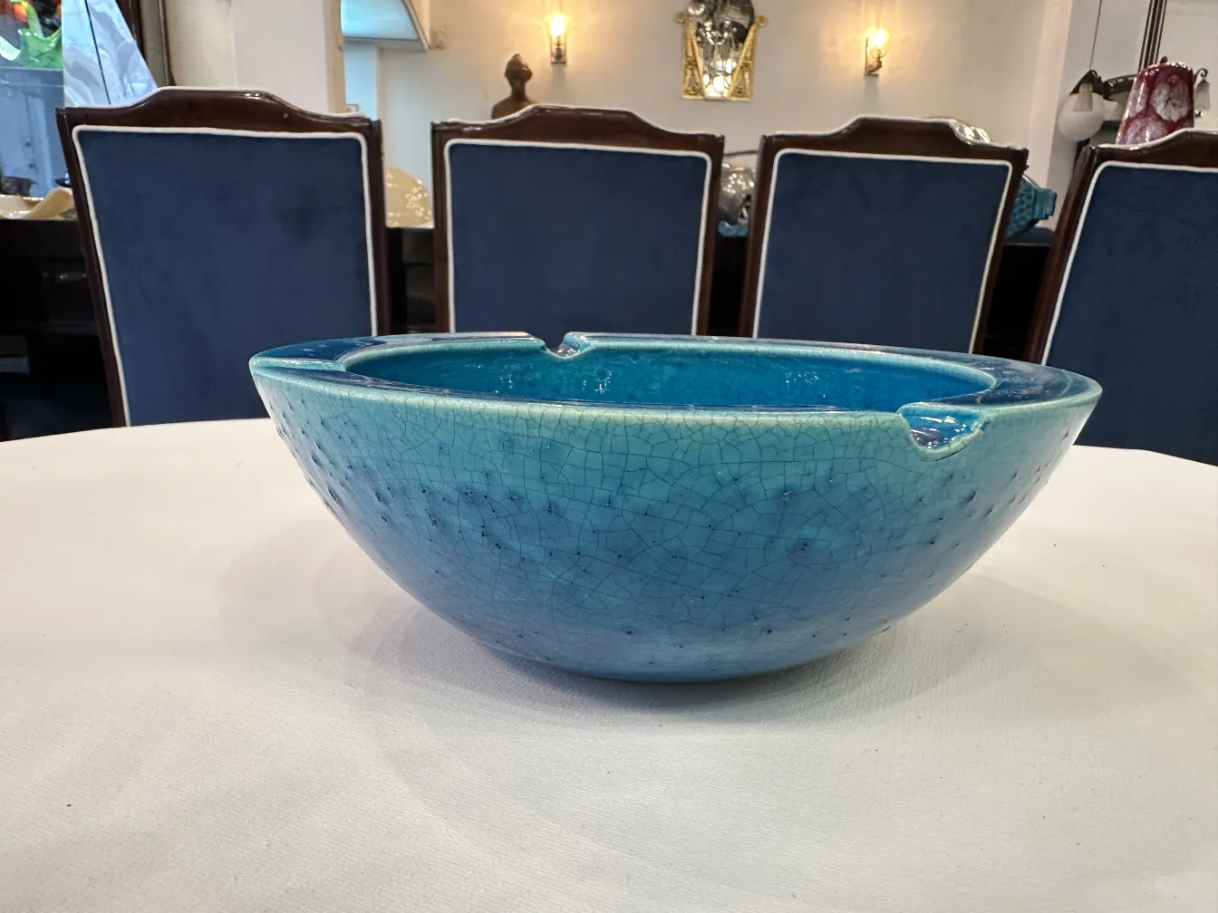 bowl antigua de cerámica azul con textura