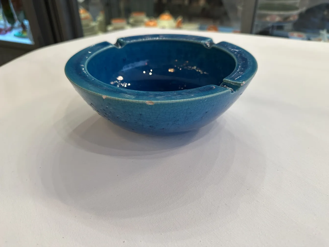 bowl antigua de cerámica azul con textura