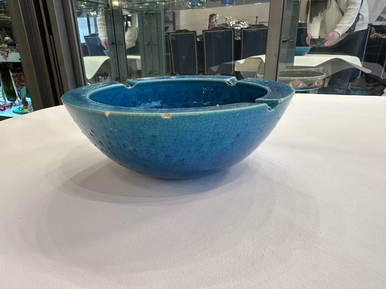 bowl antigua de cerámica azul con textura