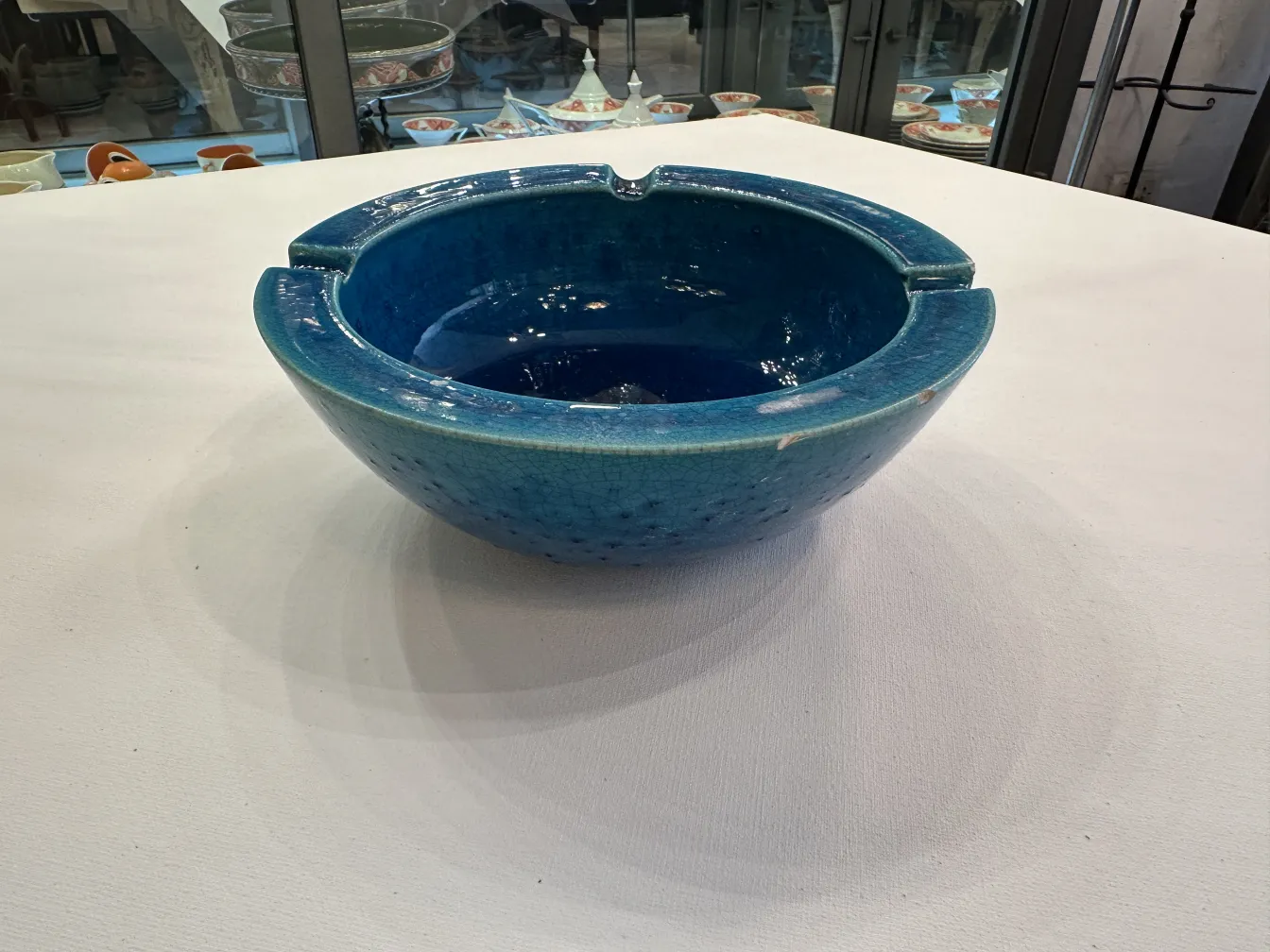 bowl antigua de cerámica azul con textura