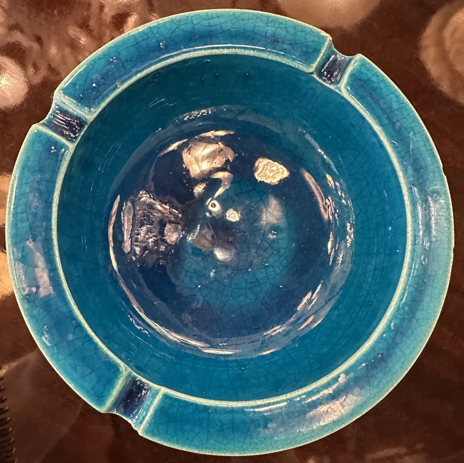 bowl antigua de cerámica azul con textura