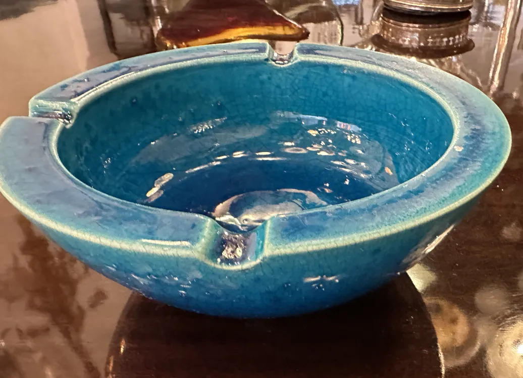 tigela antiga de cerâmica azul com textura