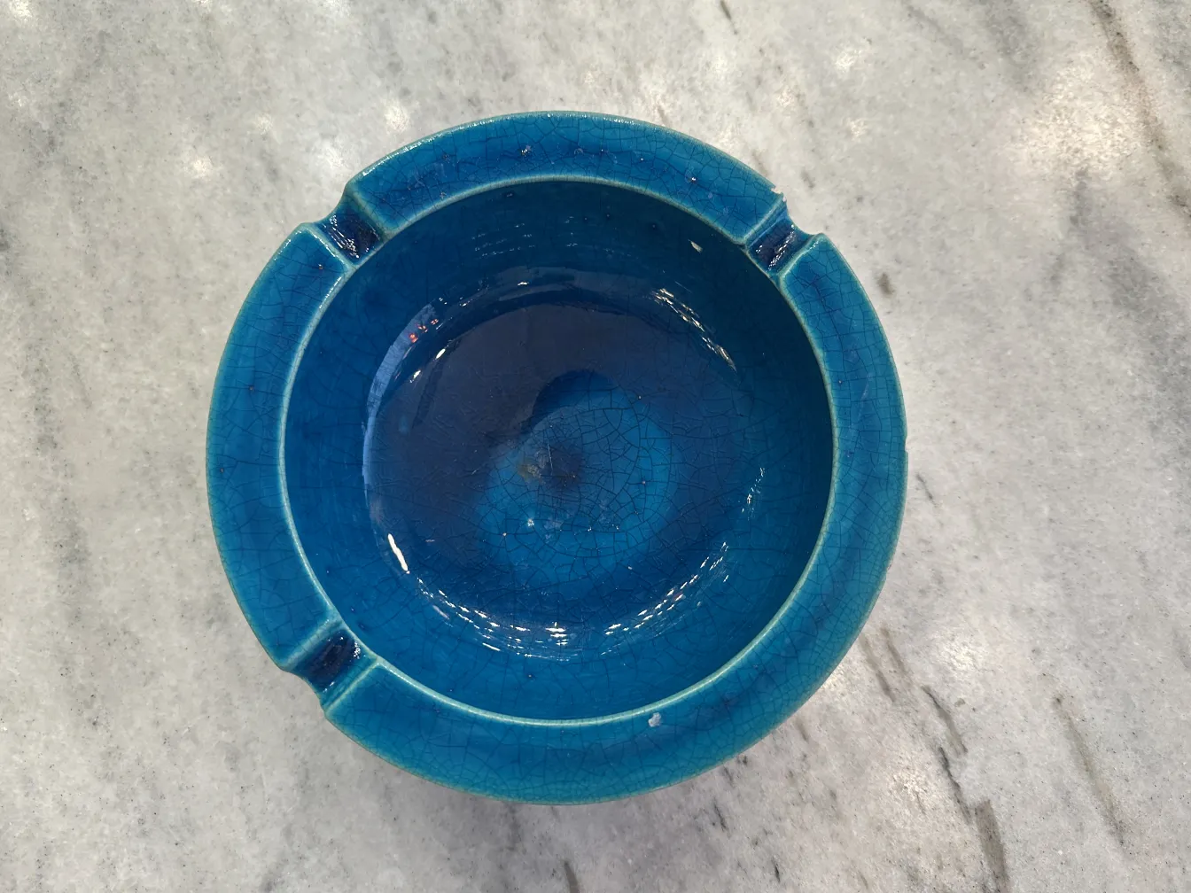 bowl antigua de cerámica azul con textura