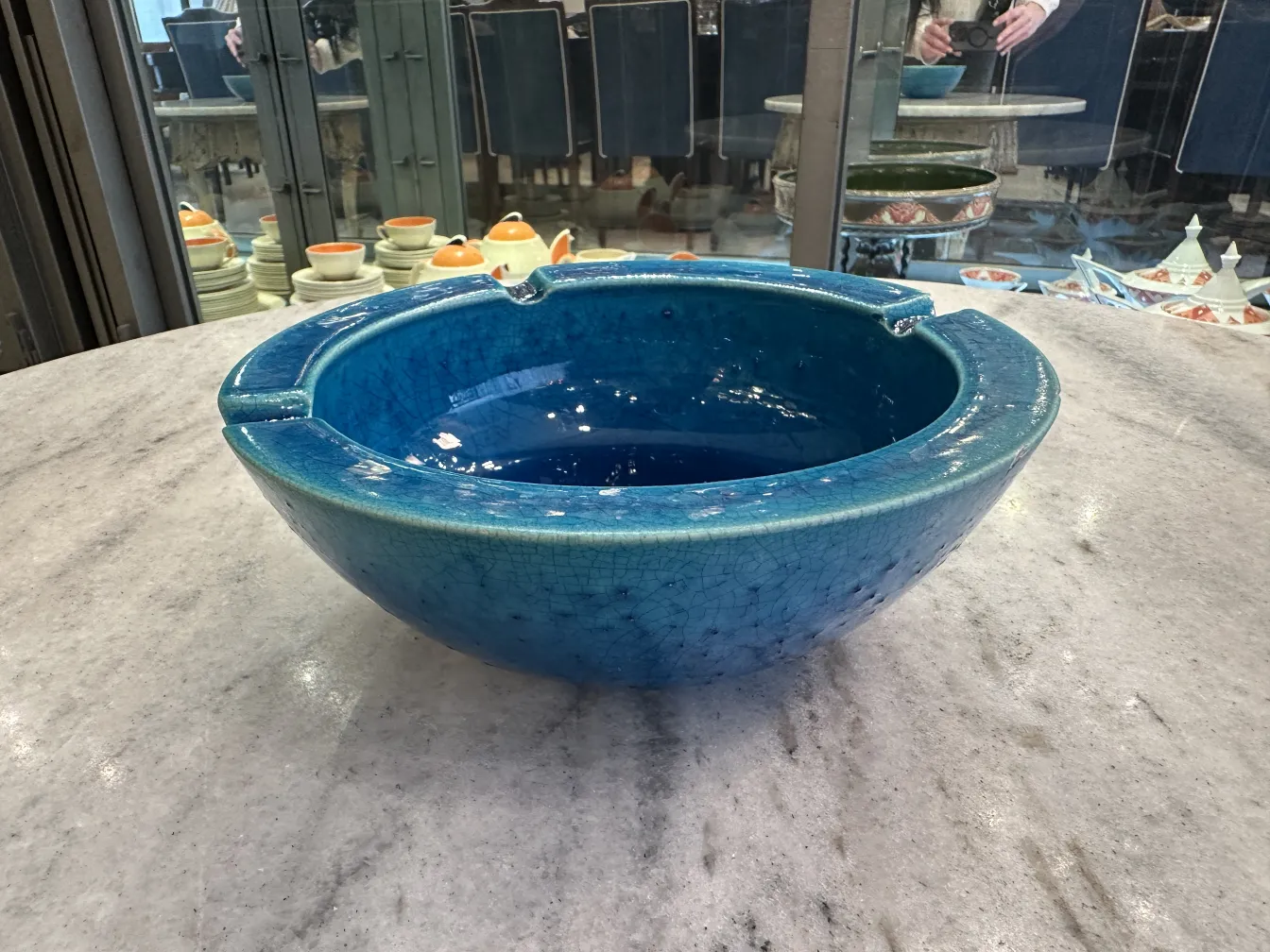 bowl antigua de cerámica azul con textura