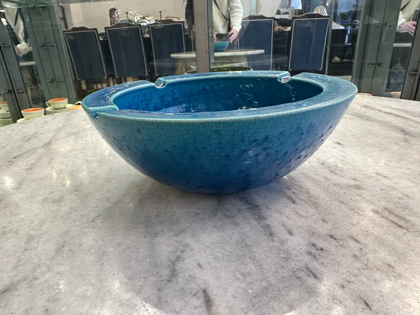 bowl antigua de cerámica azul con textura