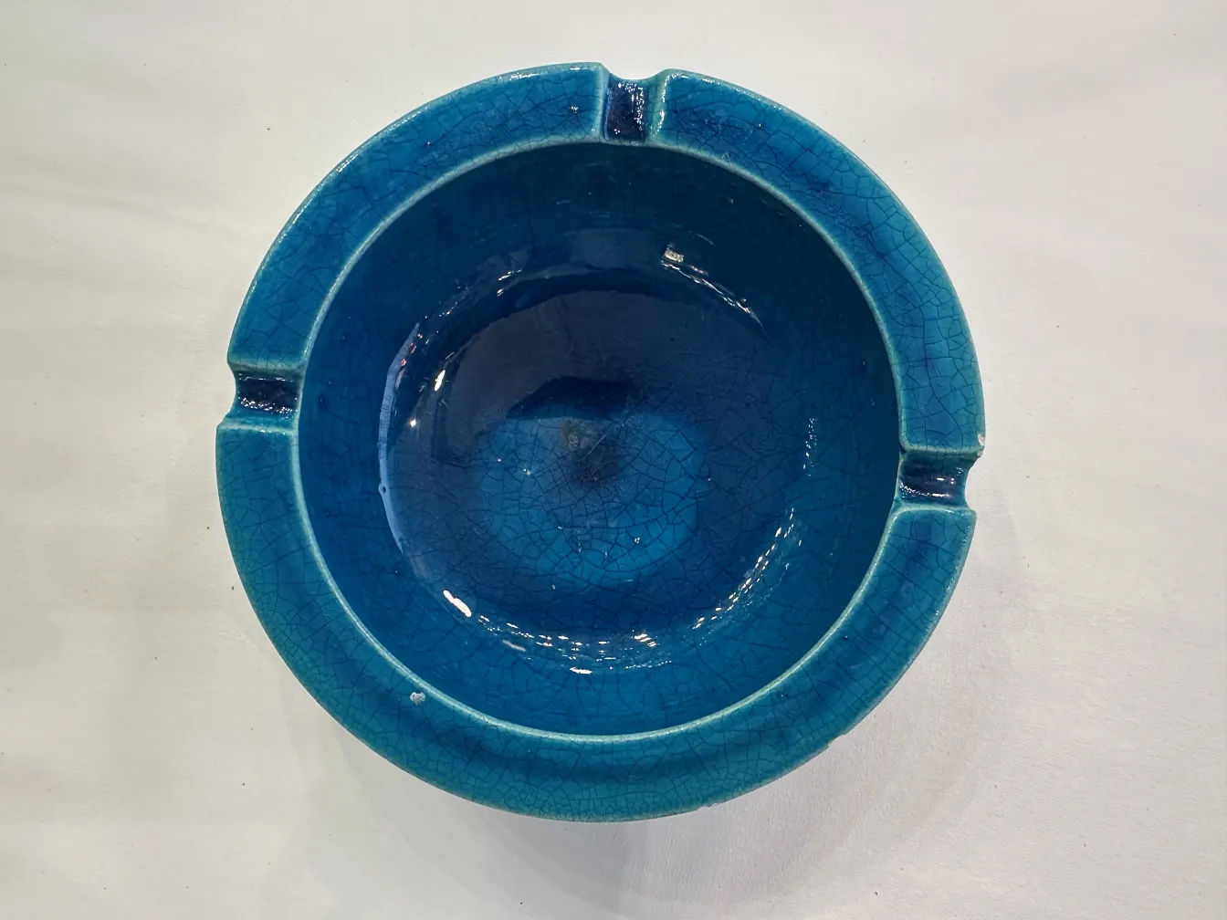 bowl antigua de cerámica azul con textura