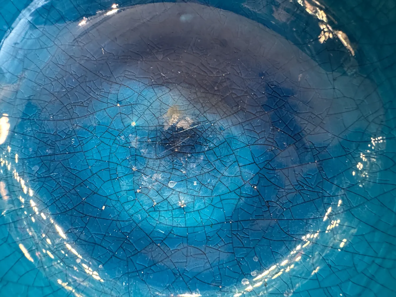 tigela antiga de cerâmica azul com textura