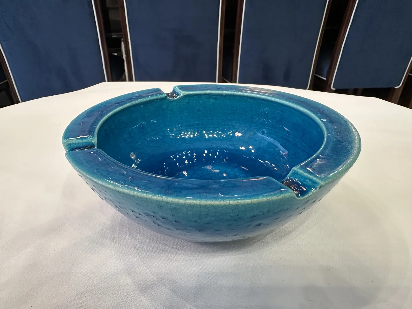 bowl antigua de cerámica azul con textura