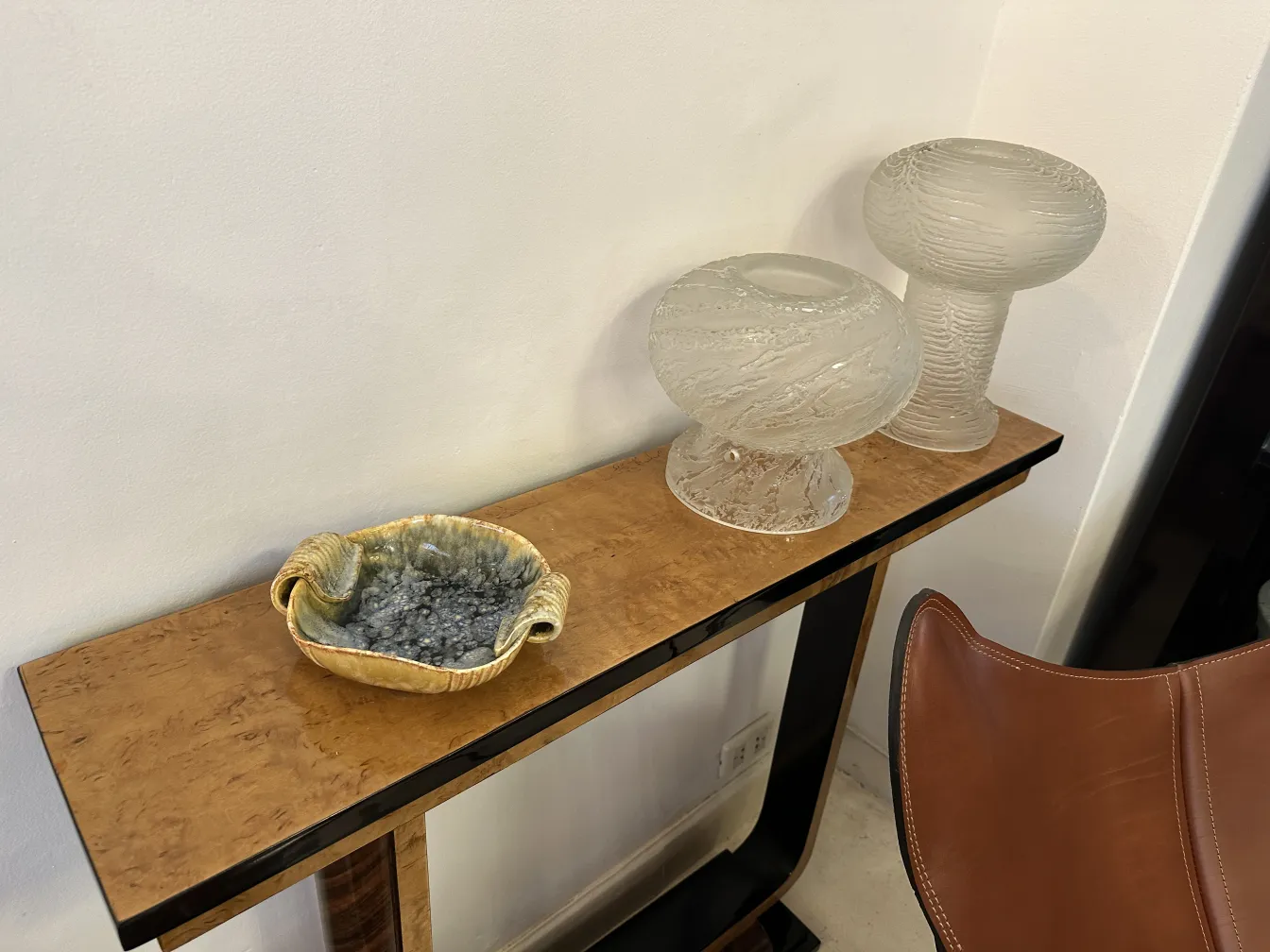 Антикварная декоративная керамика с красивыми ручками и цветами
