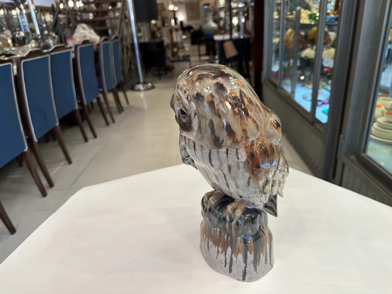 Escultura antigua de un búho de cerámica con detalles artísticos.