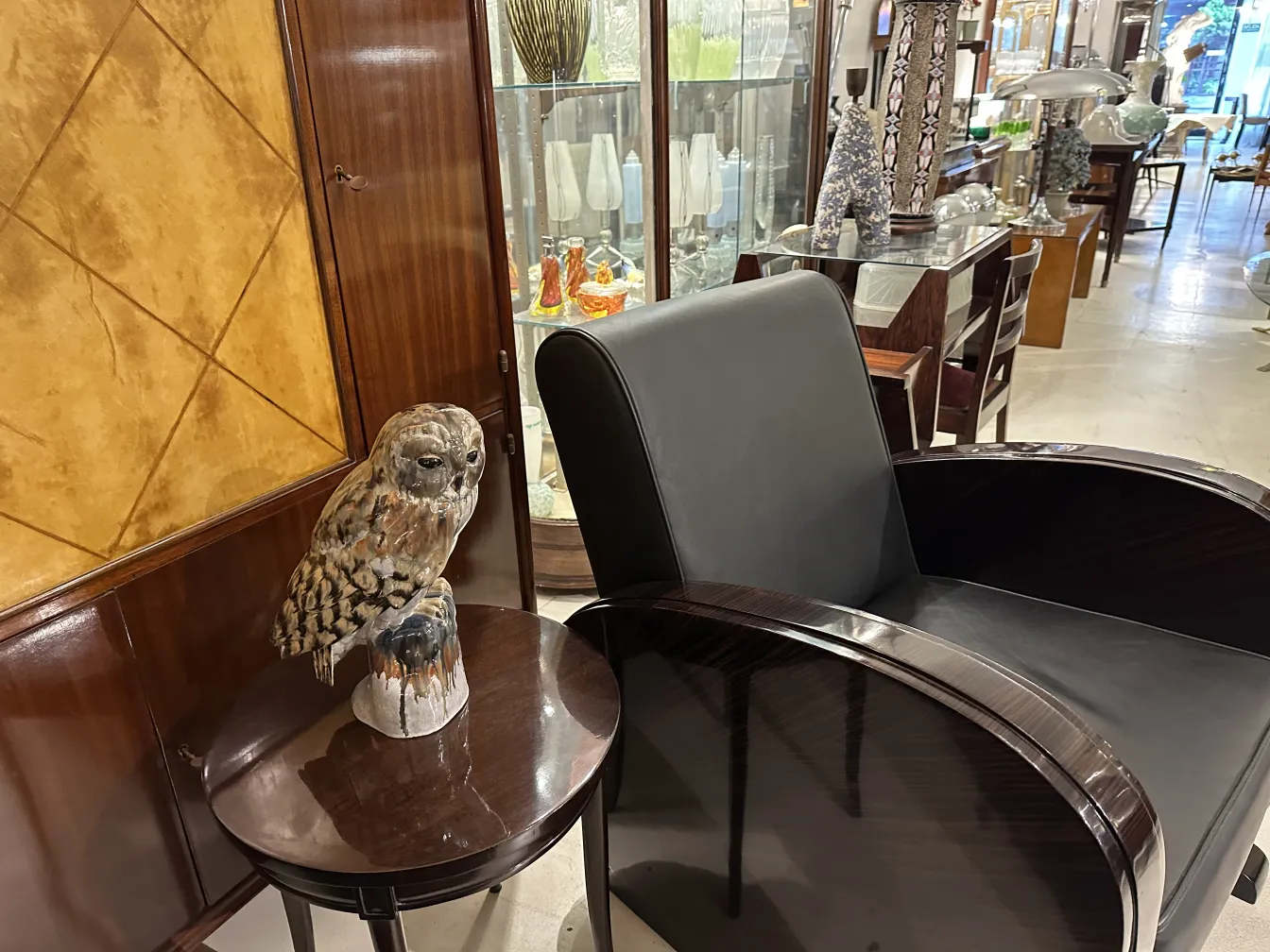 Figura de coruja antiga em cerâmica, detalhada e elegante.