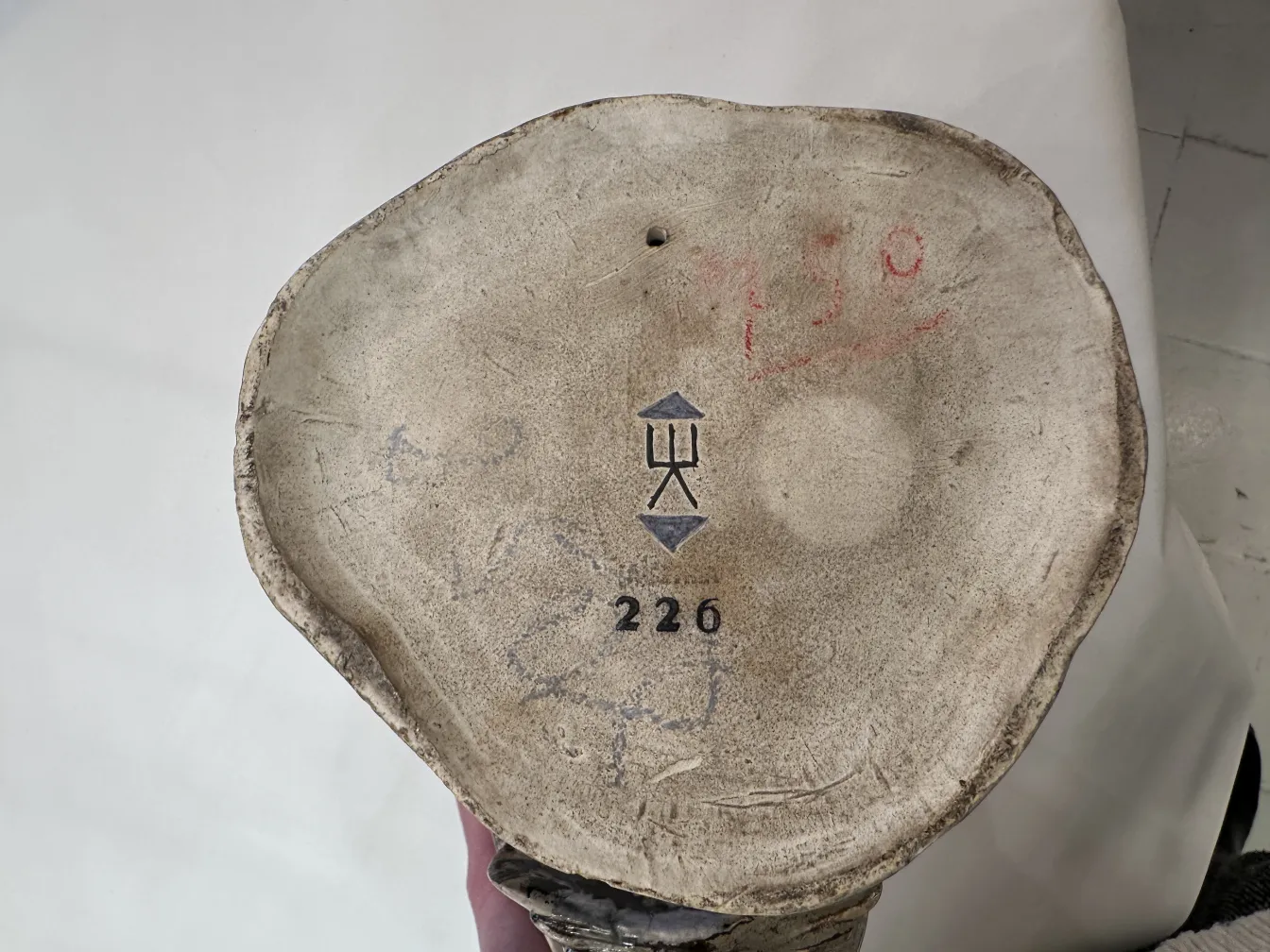 base de cerámica antigua con decoración mínima, tono claro