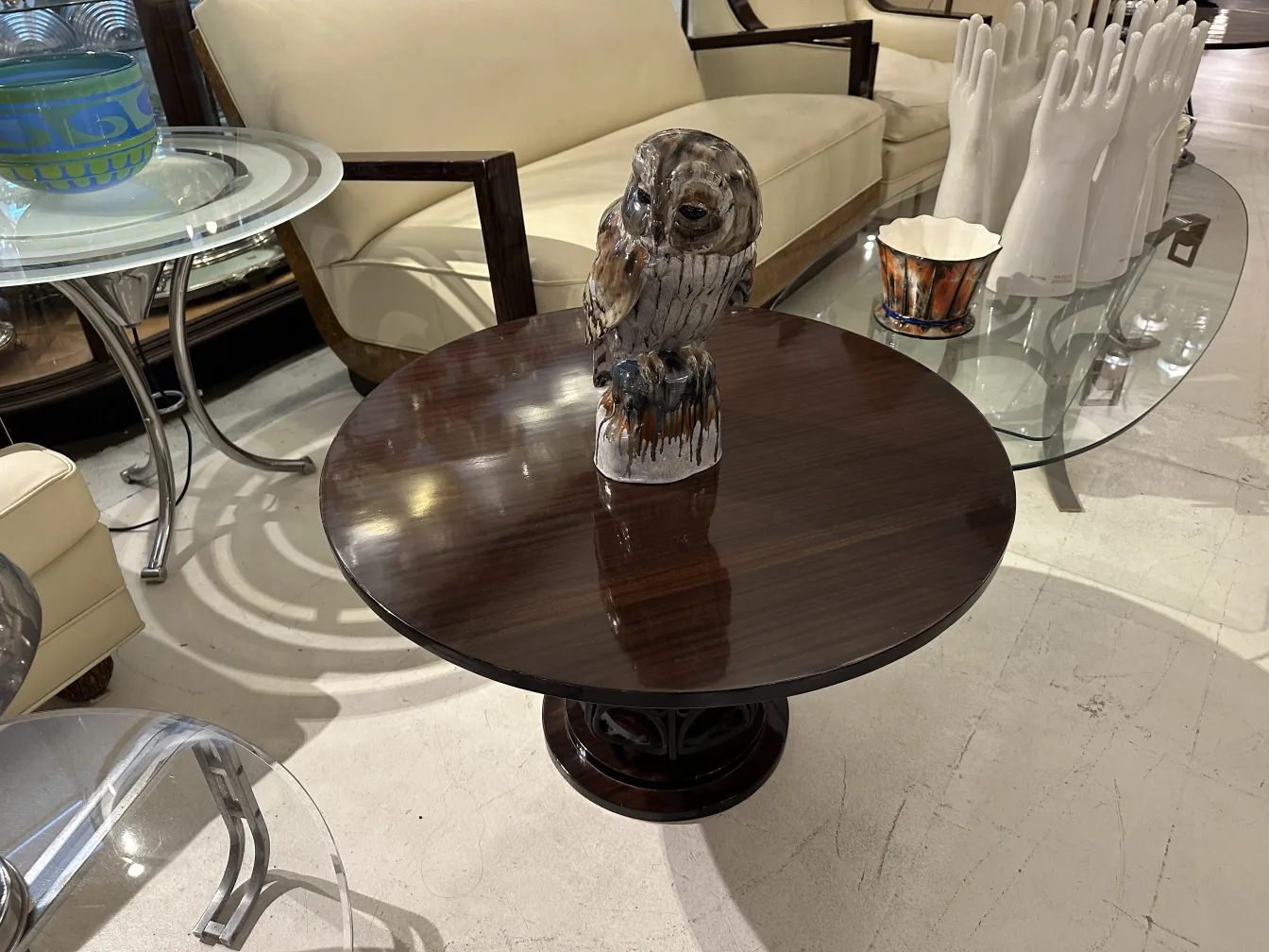Ceramica antica con figura di gufo su tavolo decorativo.