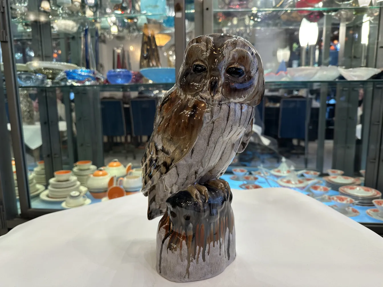 Figura de búho de cerámica antigua con detalles