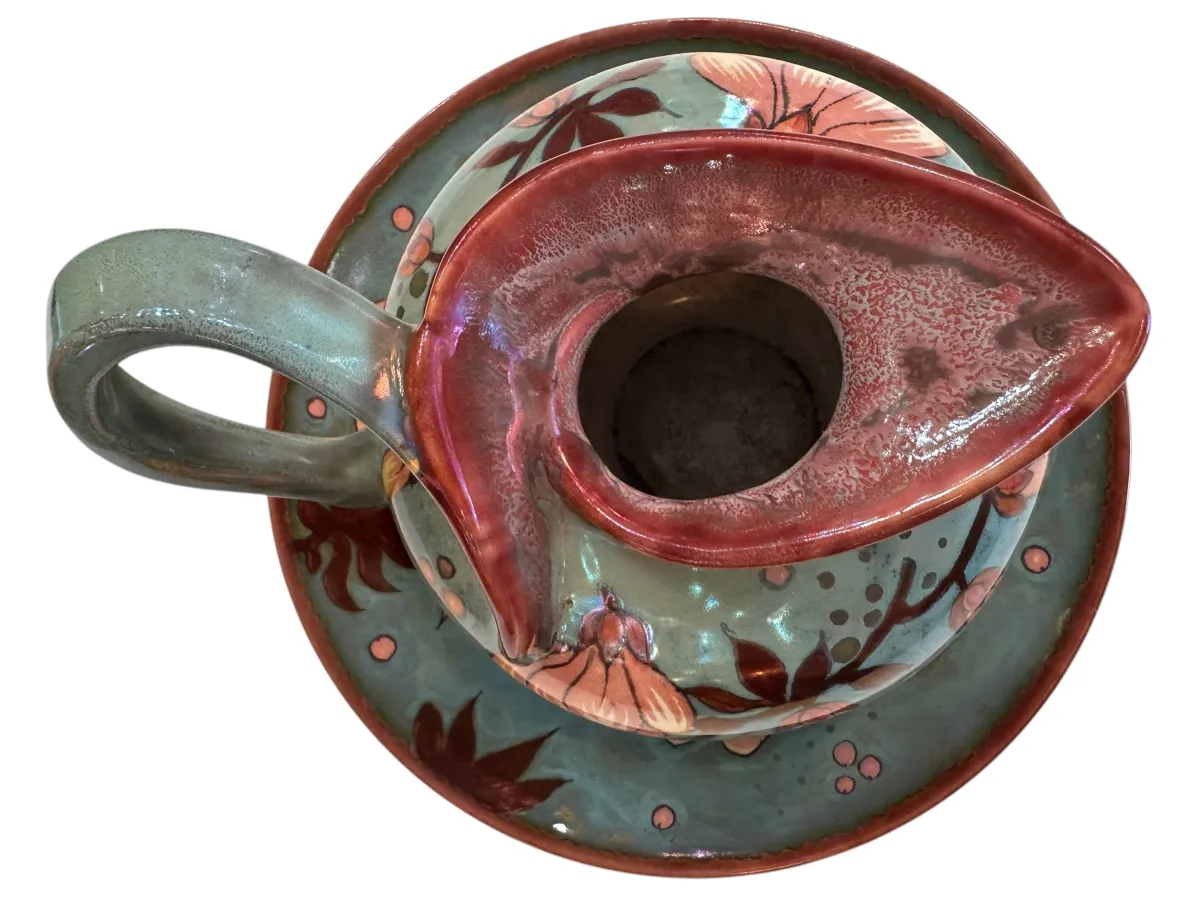 カラフルな花のある古い陶器のピッチャーと皿