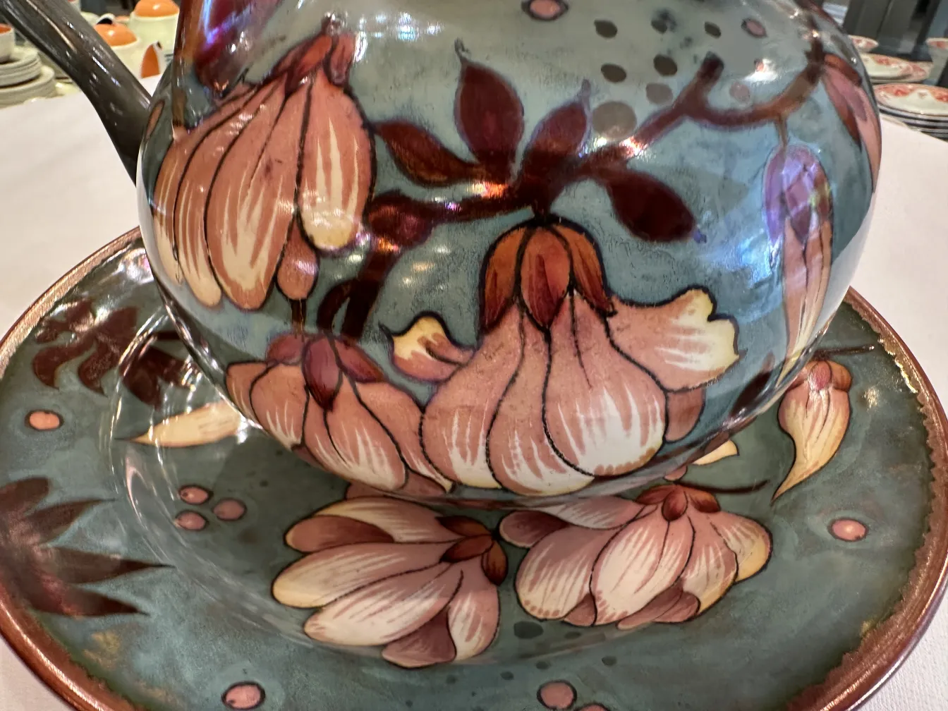 古董带彩花的陶瓷在盘子上。