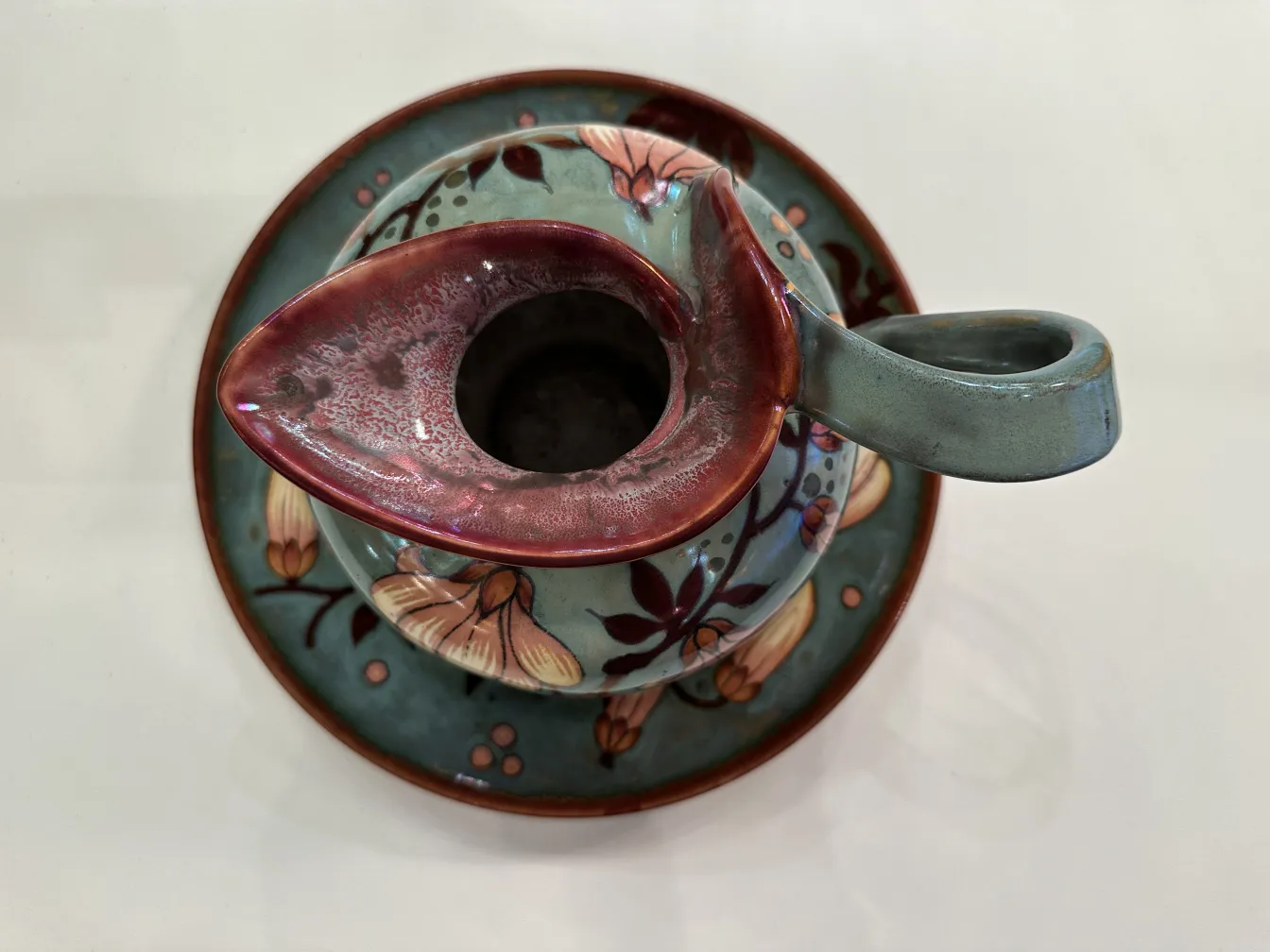Giara e piatto in ceramica antica con fiori colorati