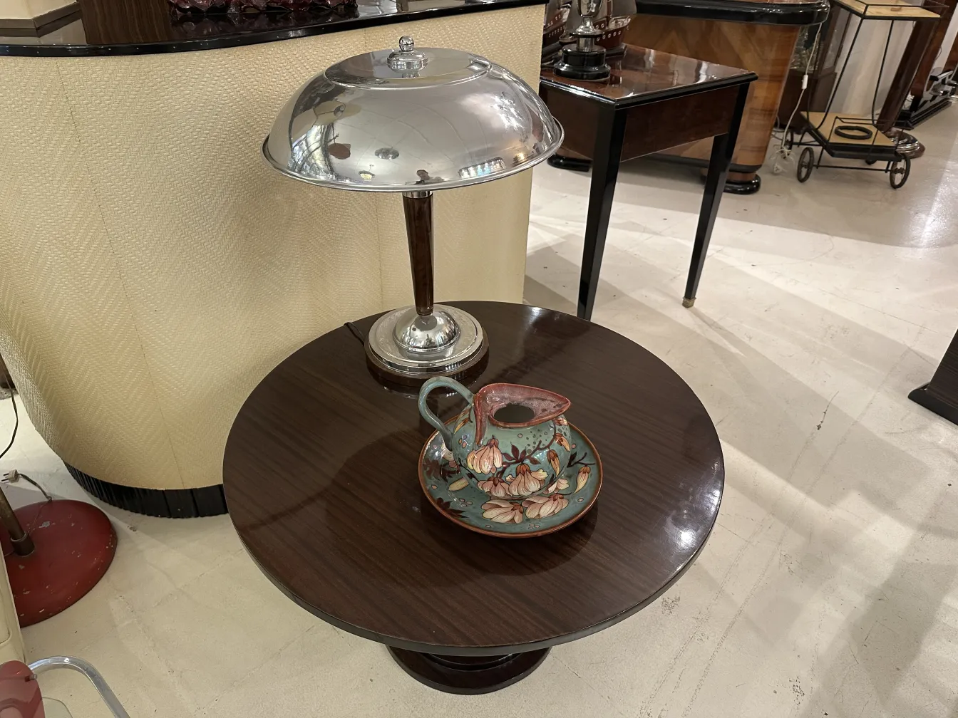 Jug in ceramica antica con decorazioni floreali su un tavolo