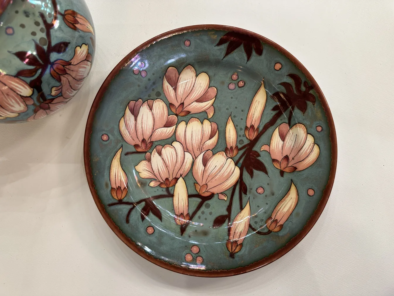Antike Keramik mit Blumen in Blau und Rosa, Plateelbakkerij Zuid-Holland.