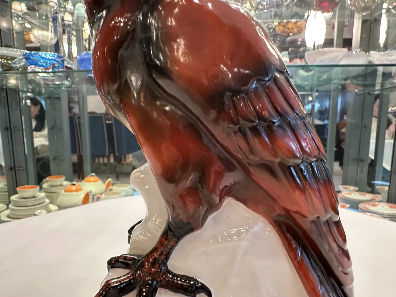 Antiga figura de pássaro cerâmica com detalhes brilhantes.