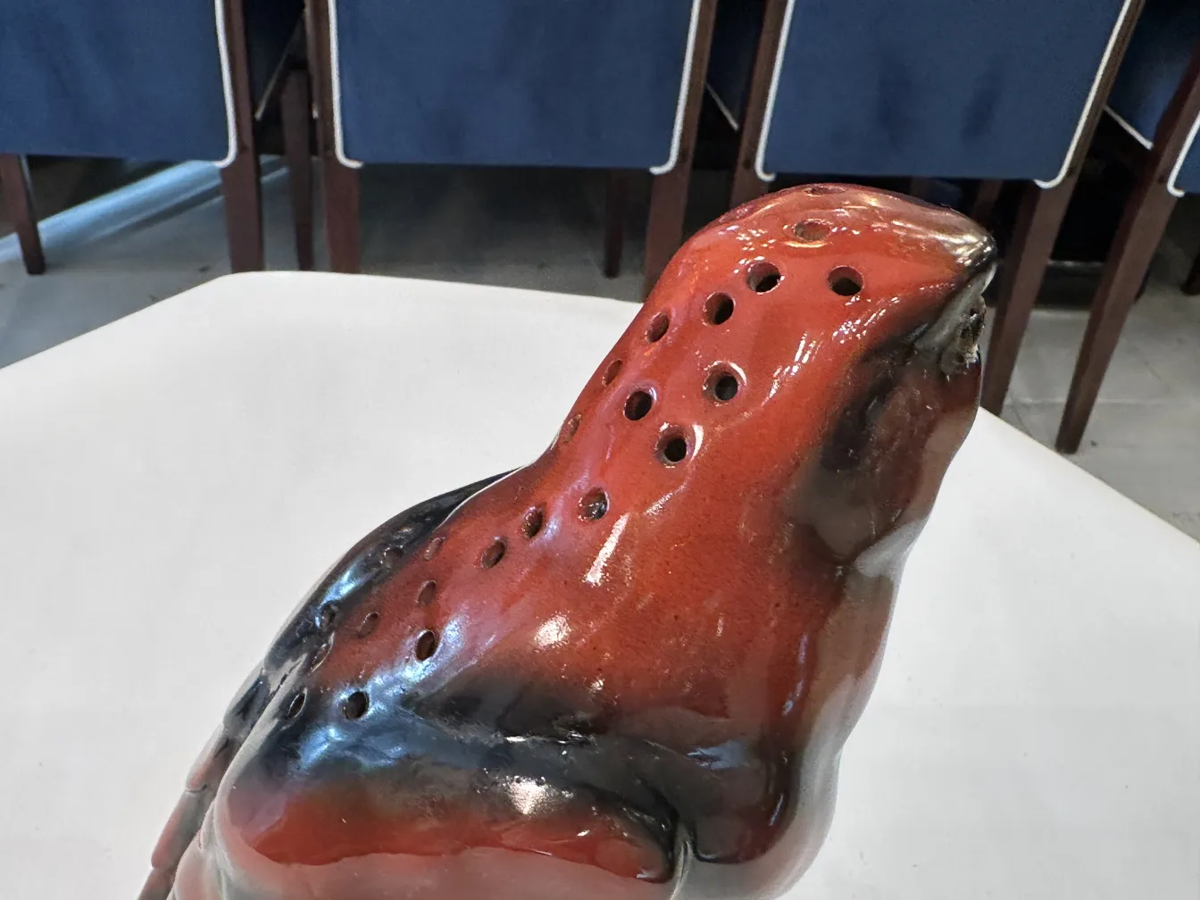 figura di ceramica antica con colori rosso e nero