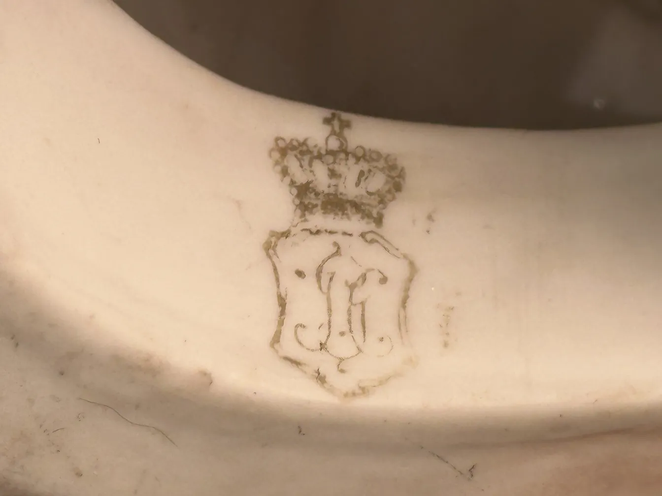 Antike Keramik mit Details zu königlichen Emblemen.