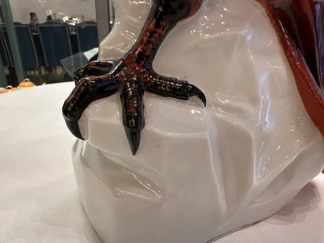 detalle de una antigua figura de cerámica con garras visibles