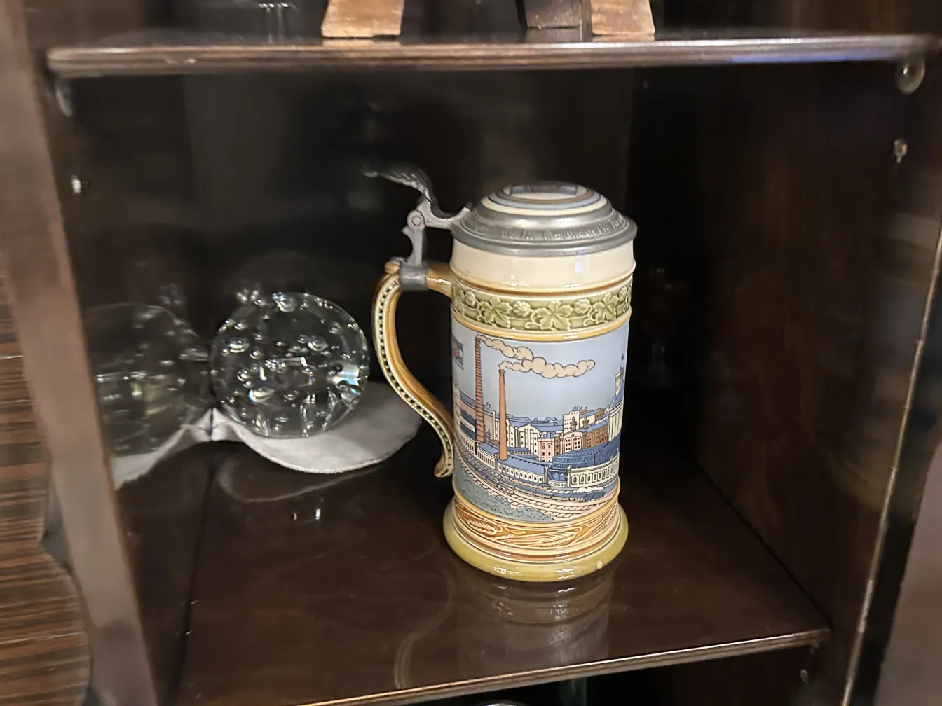 Antike Keramik von der Villeroy & Boch Fabrik mit blauer Dekoration.