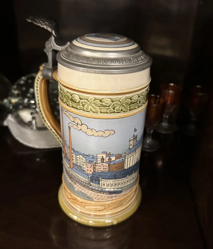 Pichet en céramique ancienne avec paysage détaillé et couleurs vives