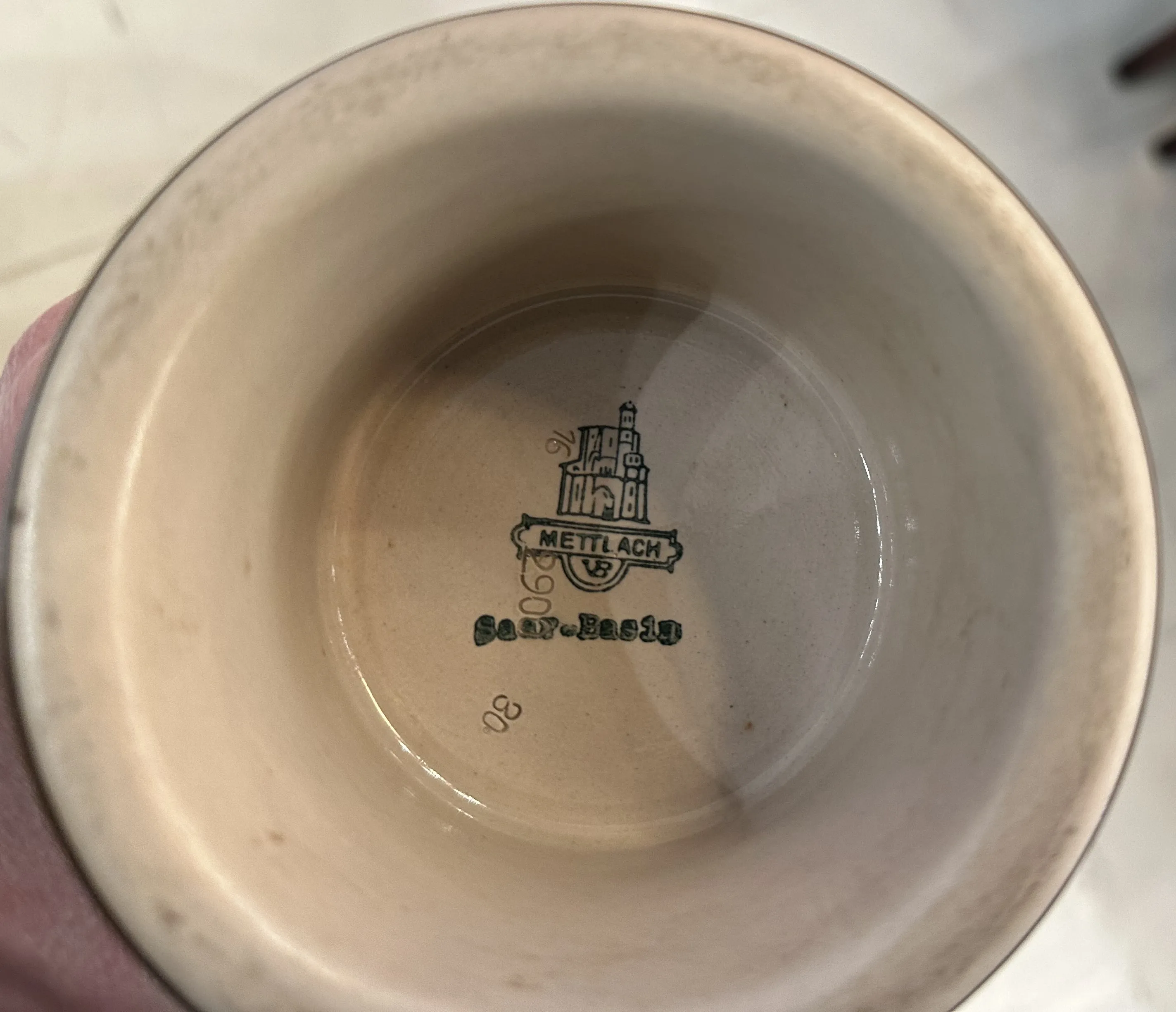 Villeroy & Bochの古い陶器の内部、磨耗したデザインと見える印がある。