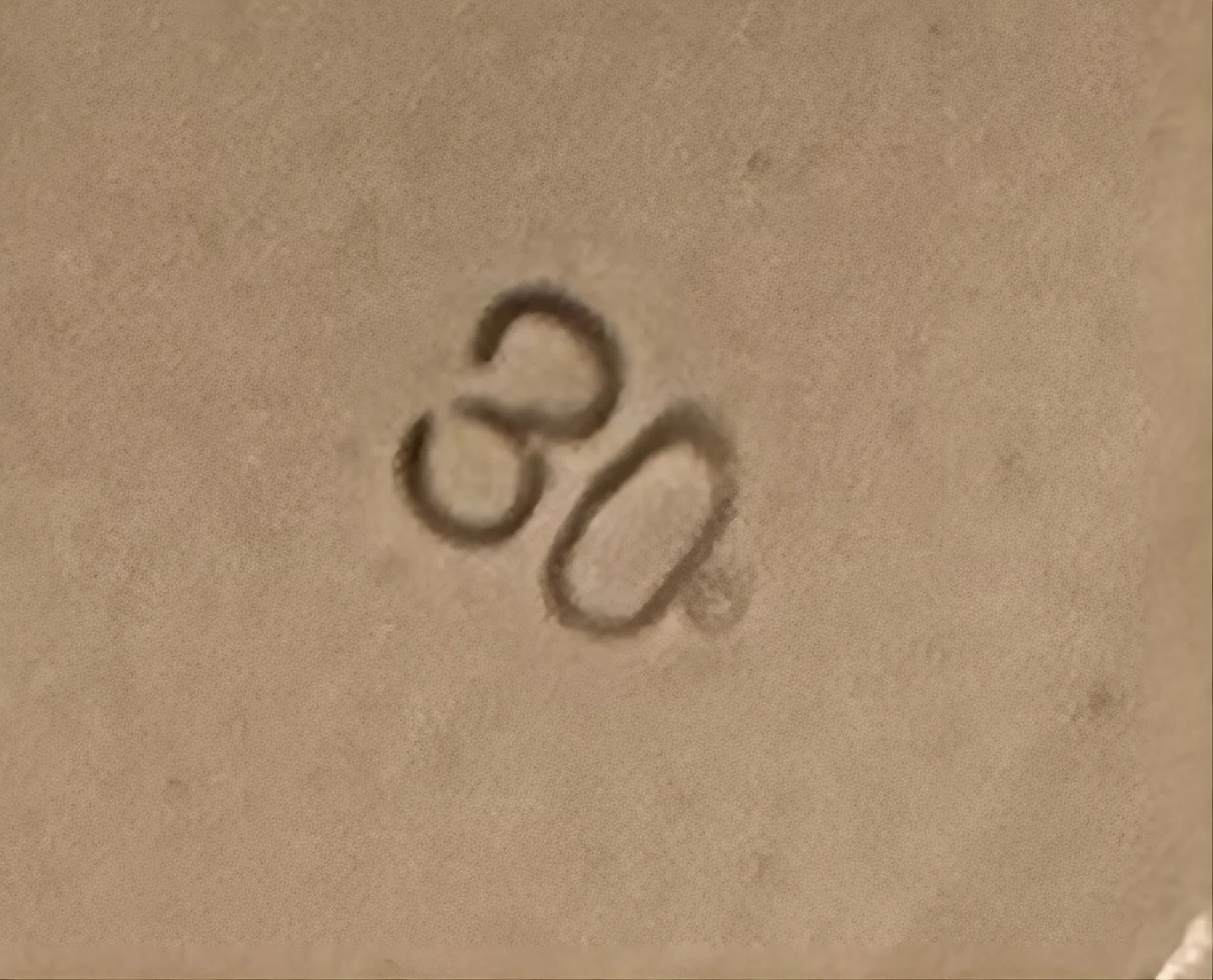 Iscrizione visibile di ceramica antica di Villeroy & Boch su sfondo beige