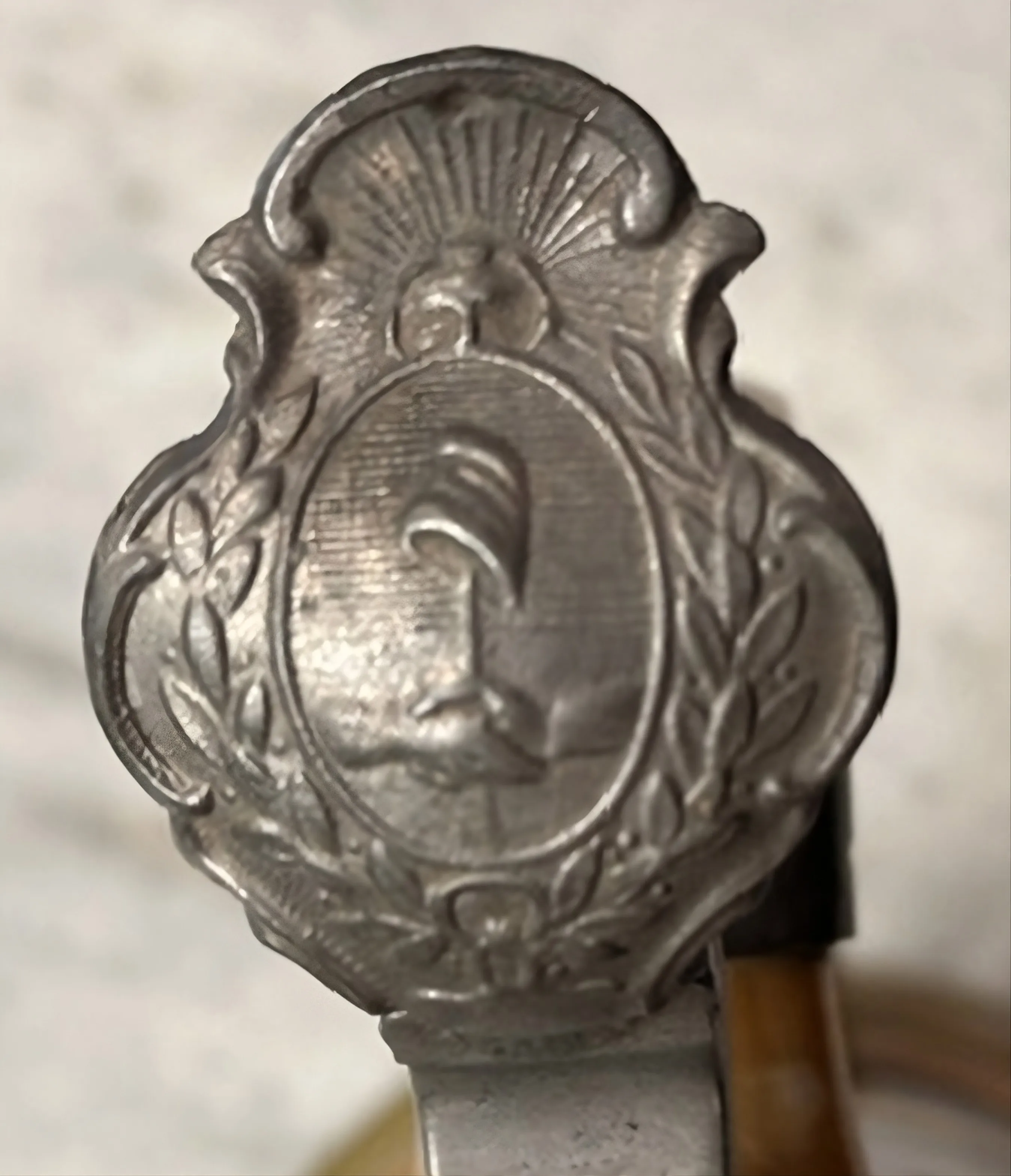 Scena di ceramica antica con dettagli decorativi vaghi.