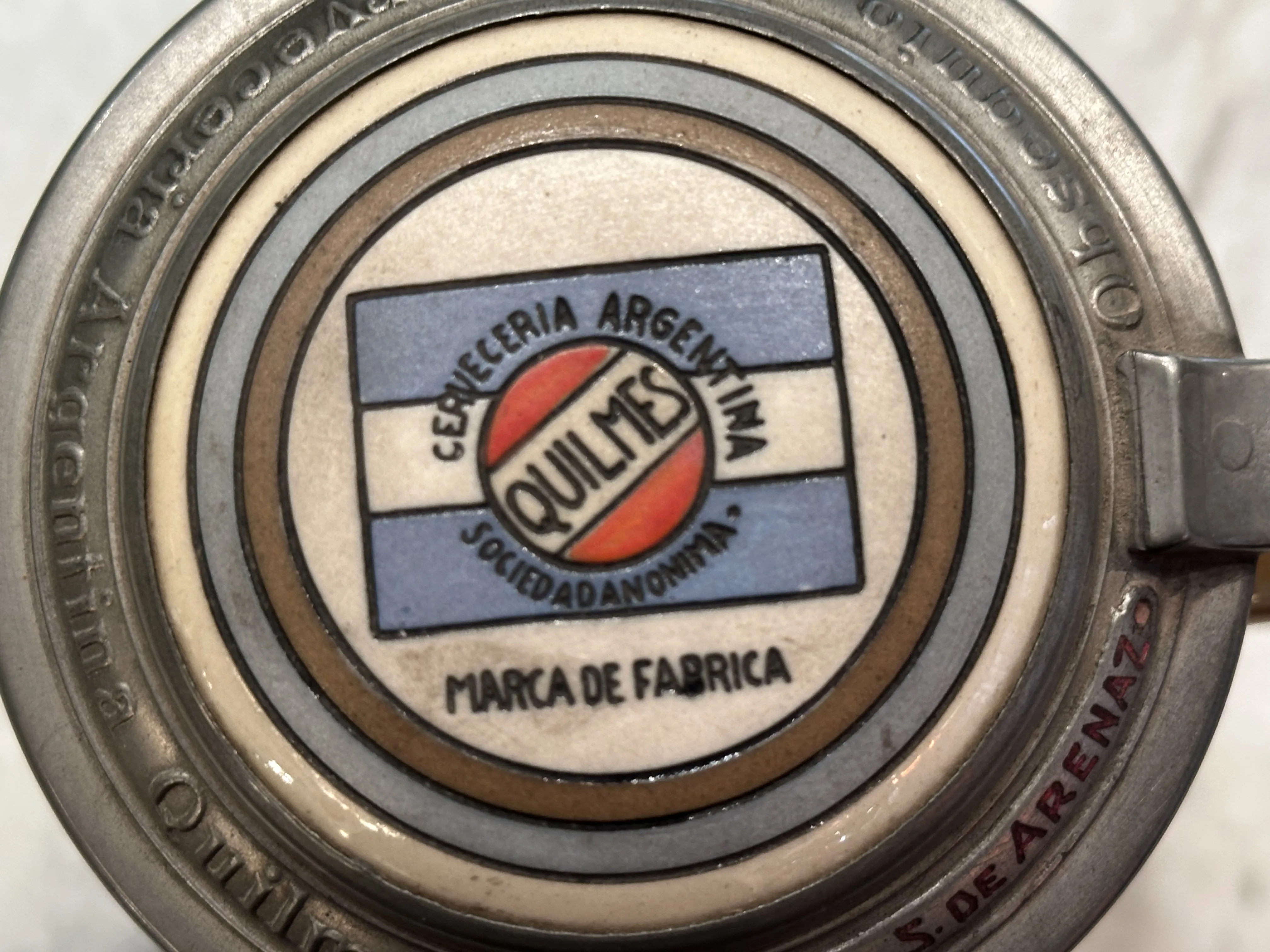 tazza antica con logo della birreria argentina Quilmes
