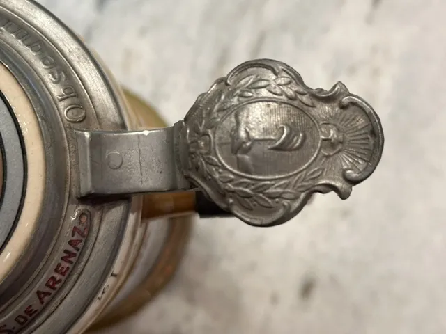 Dettaglio di un pezzo di ceramica antica con design villeroy-boch.