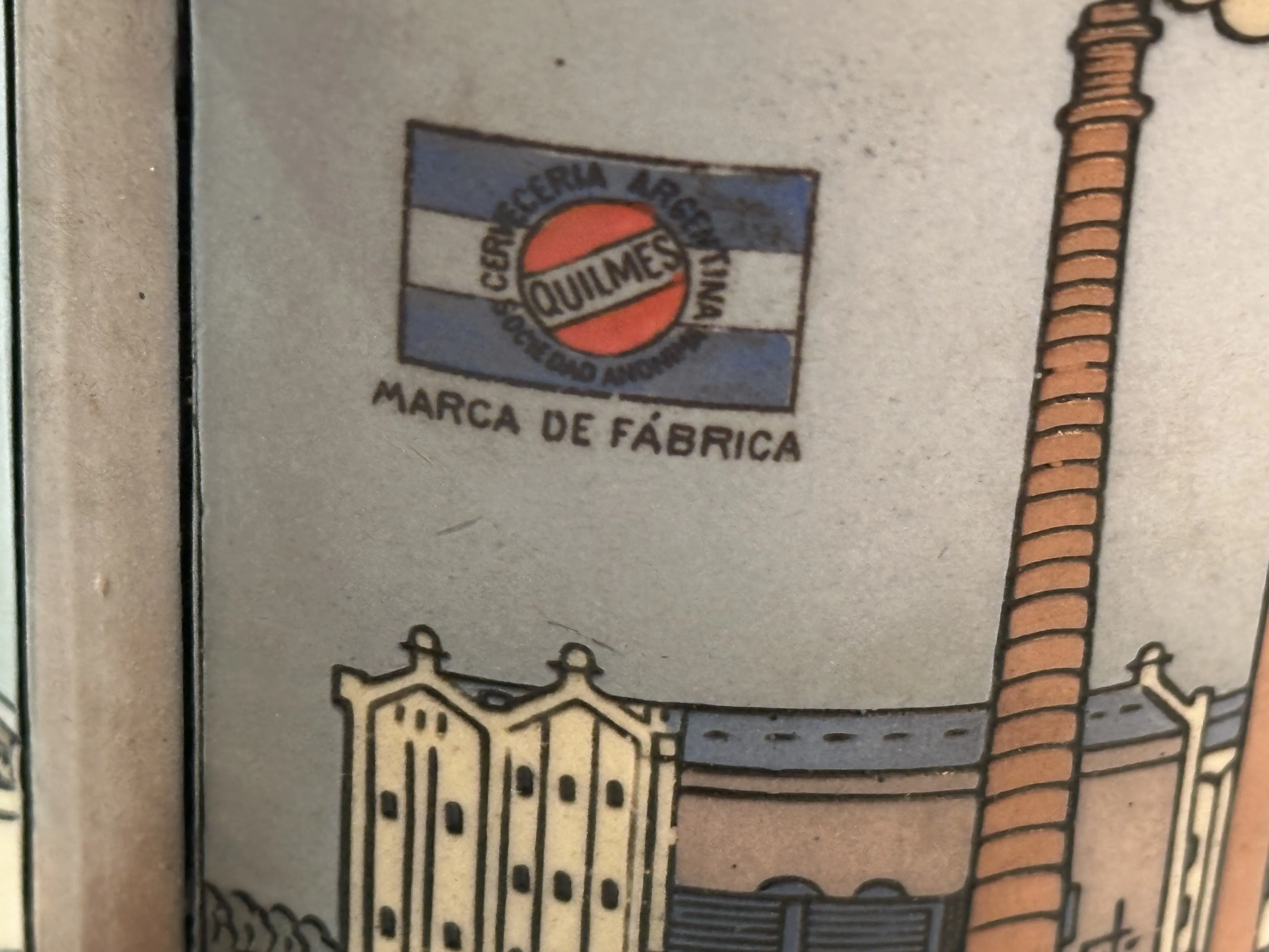 Cerâmica antiga com detalhes coloridos e rótulo de marca visível.