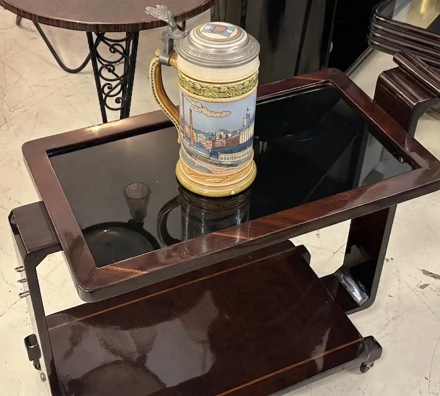 caneca de cerâmica antiga sobre uma mesa de madeira brilhante