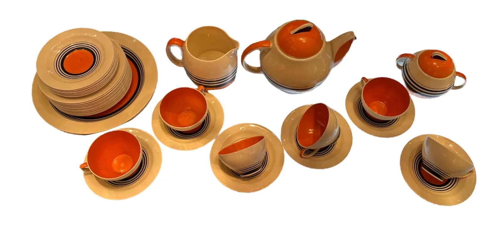 service à thé ancien avec tasses et assiettes aux couleurs vives