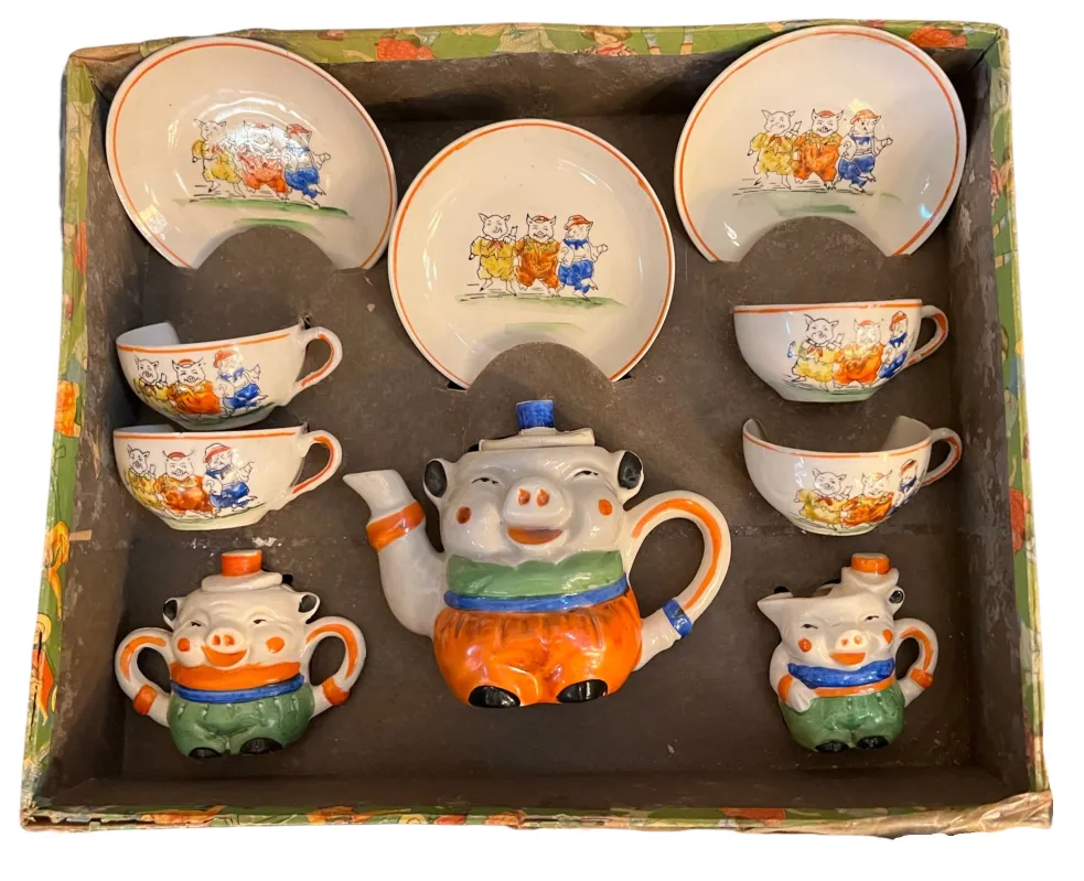 conjunto de chá infantil antigo com design de porquinhos, inclui xícaras e pratos, apresentado em caixa decorativa