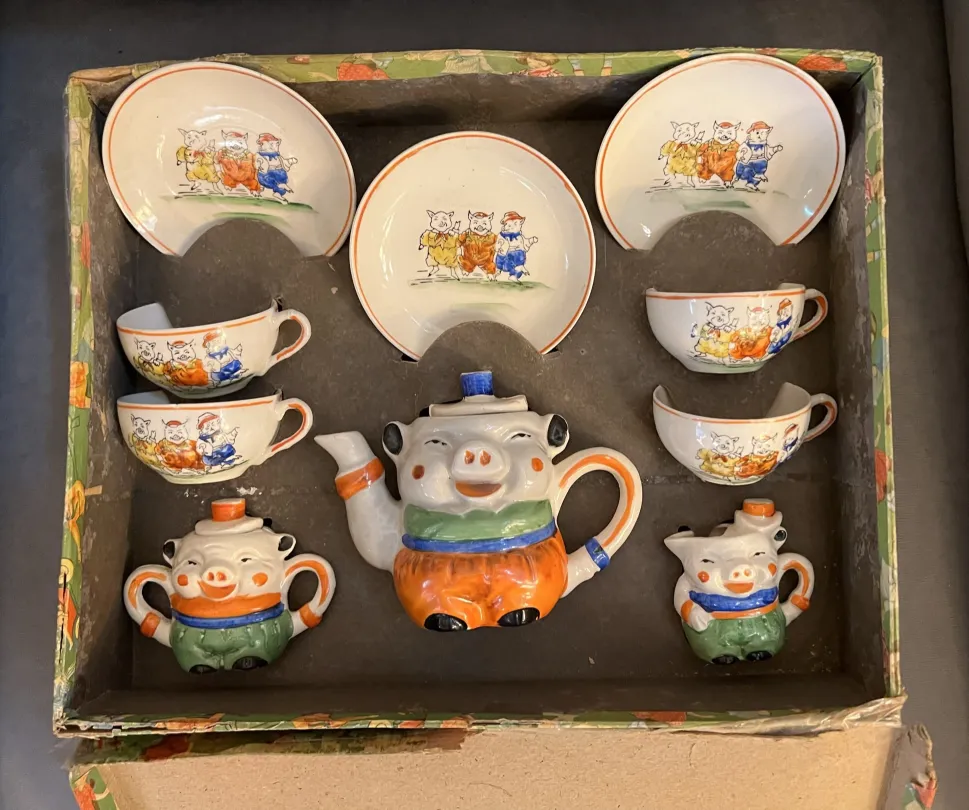 service à thé ancien avec théière et tasses en forme de cochon