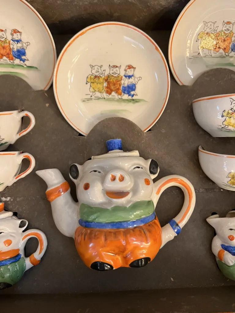 ancien service à thé pour enfants avec motifs de cochons, comprend des tasses et des assiettes