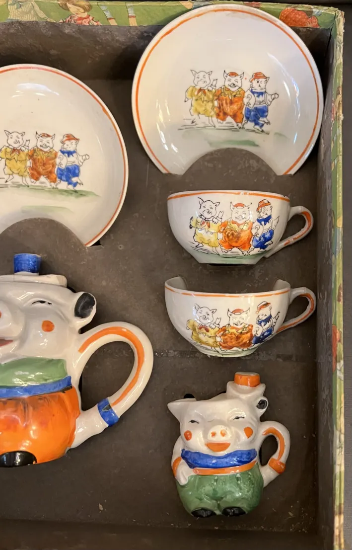 set da tè antico con maialini decorati su piattini