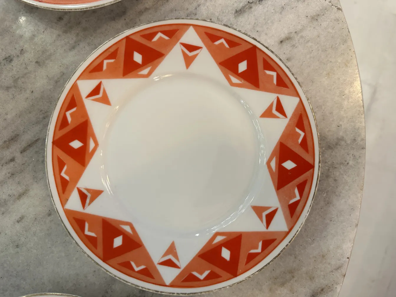 Juego de té antiguo Volkstedt con patrones coloridos en la mesa.